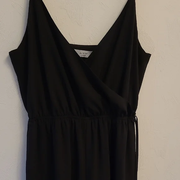 ALI & JAY Elegant Black V-Neck Jumpsuit - Picture 8 of 11